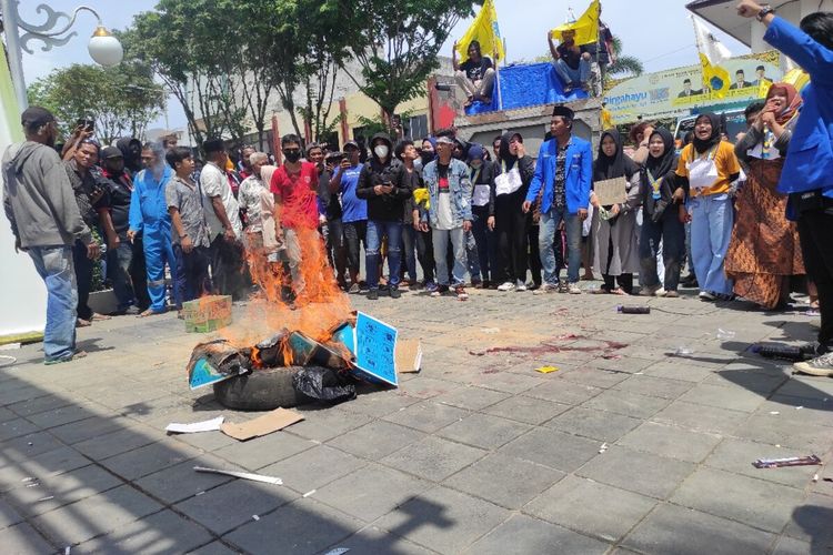 Para sopir truk dan mahasiswa kembali melakukan aksi demo sokar subsidi, kali ini di depan Kantor Pemkot Balikpapan