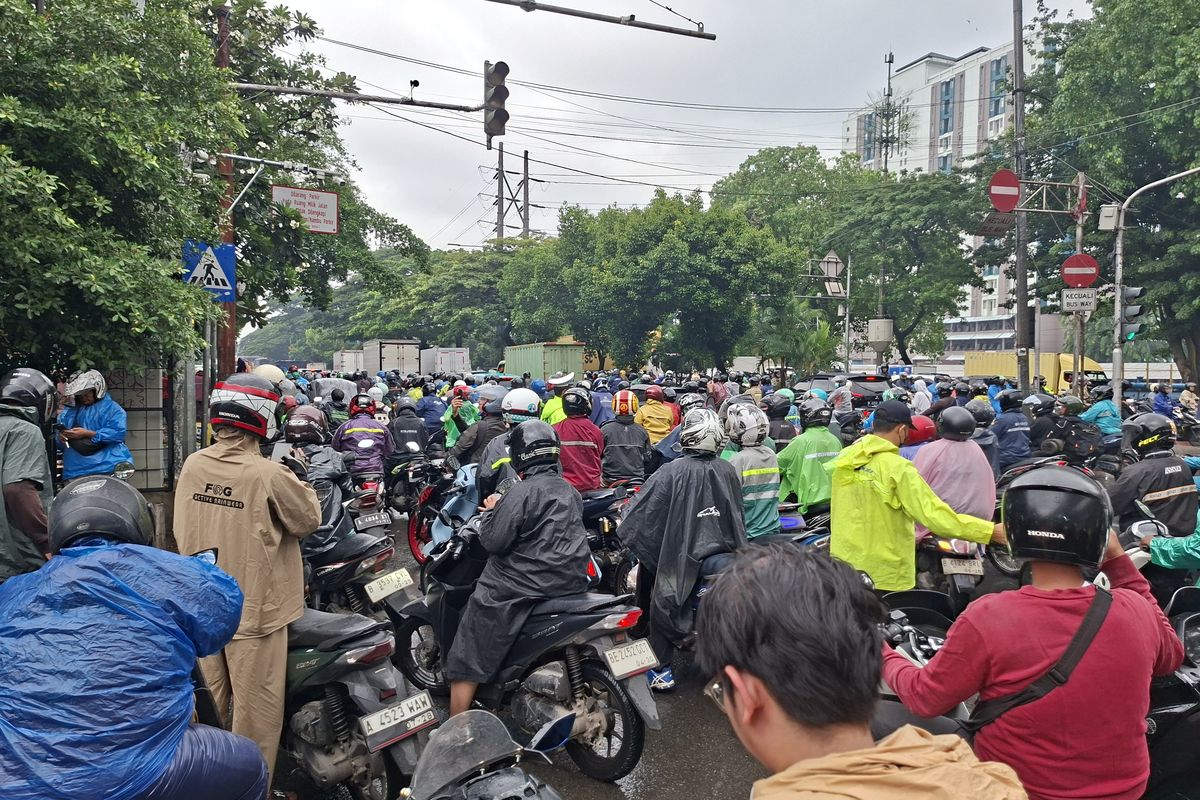 Banjir 20 Cm Rendam Jalan Daan Mogot, Kemacetan Parah hingga 9 Km