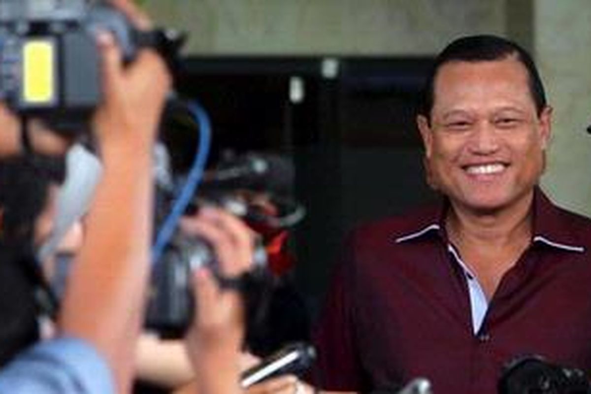 Adang ke KPK - Mantan Wakapolri Adang Daradjatun usai memenuhi panggilan penyidik Komisi Pemberantasan Korupsi (KPK) dan melakukan jumpa pers dengan para wartawan di depan gedung KPK, Jakarta, Selasa (17/1/2012) pagi. Pemanggilan dan pemeriksaan Adang masih berkaitan dengan terdakwa, Nunun Nurbaetie yang juga istri Adang Daradjatun.