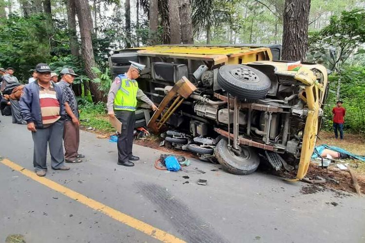 Truk terbalik di jalan lintas di Kelurahan Sipolha, Kecamatan Pematang Sidamanik, Kabupaten Simalungun, Sumut, Sabtu (21/10/2023) 