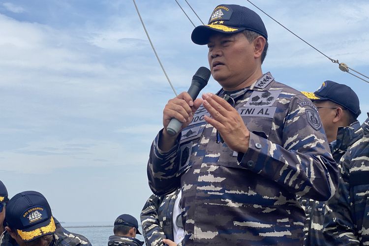 KSAL Laksamana Yudo Margono di atas KRI Dewaruci.