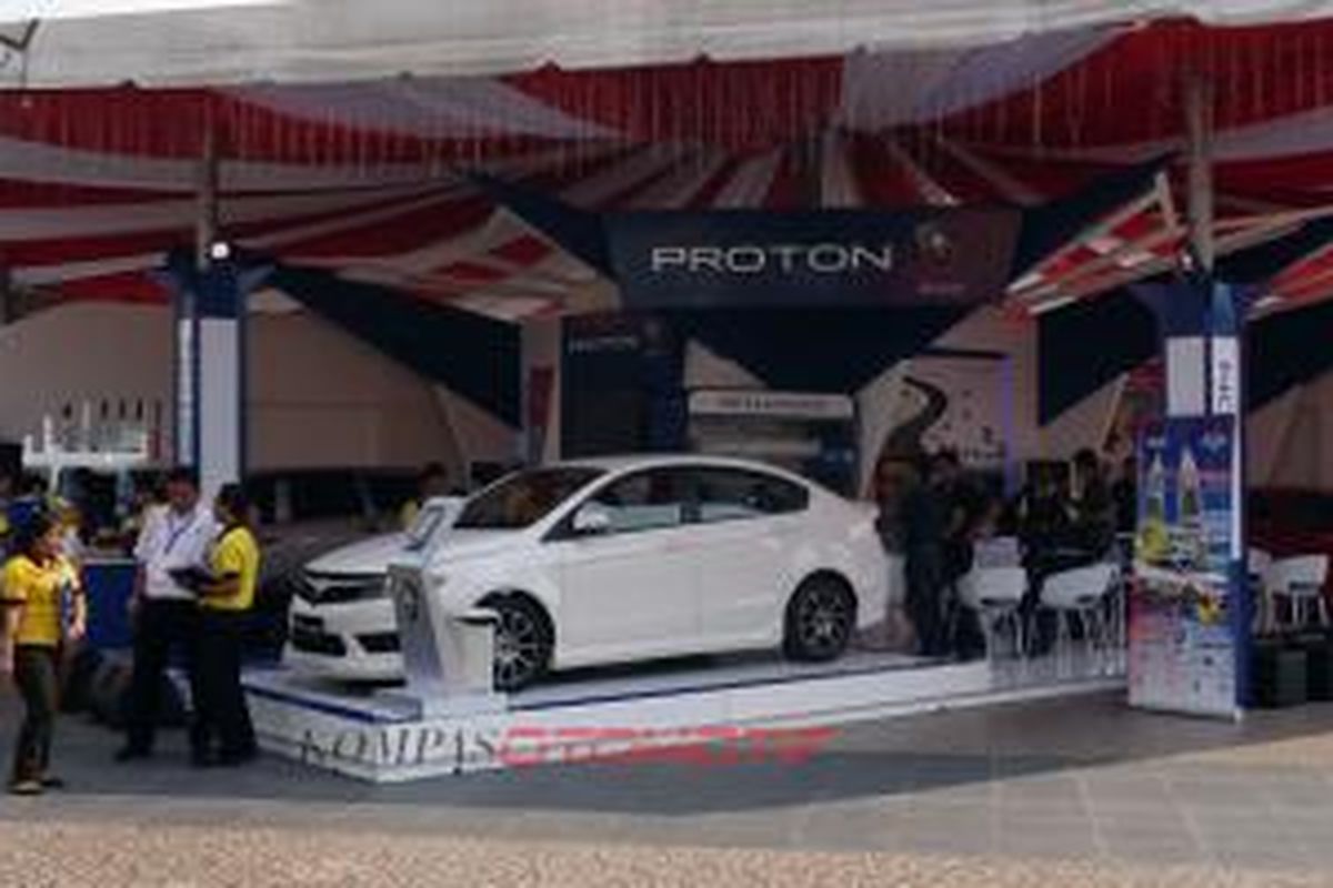 Suasana stan pameran Proton di PRJ.