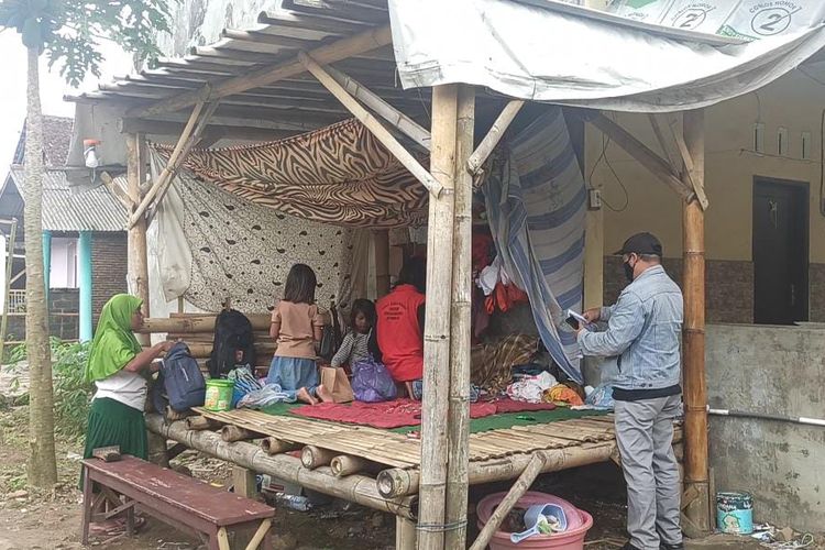 Dua anak yang tinggal di Poskamling Kelurahan Baratan Kecamatan Patrang bersama ayahnya karena tidak punya rumah 