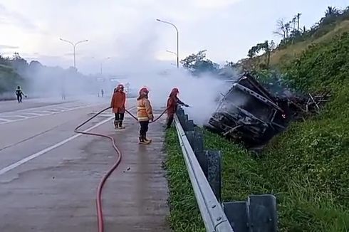 Truk Hangus Terbakar di Tol Bakter Lampung, Diduga karena Korsleting