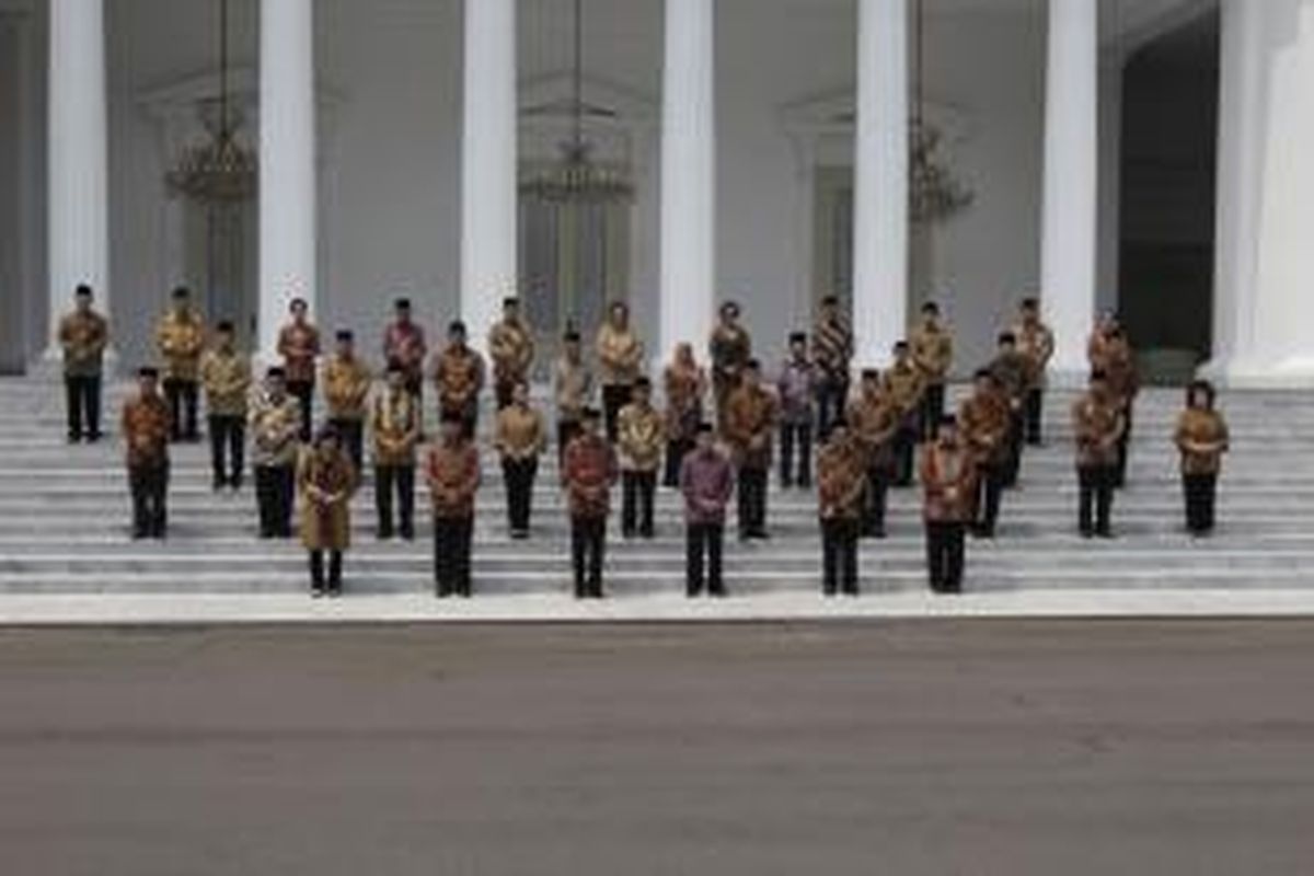 Presiden Joko Widodo dan Wakil Presiden Jusuf Kalla berfoto bersama jajaran menteri Kabinet Kerja seusai pelantikan di Istana Negara, Jakarta, Senin (27/10/2014). Kabinet Kerja Jokowi-JK terdiri dari empat menteri koordinator dengan 34 kementerian dan lembaga setingkat menteri.IMAGES/RODERICK ADRIAN MOZES