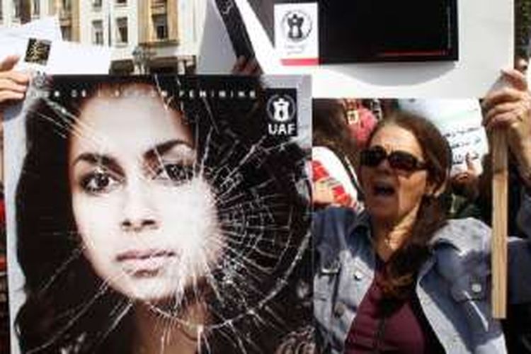 Kaum perempuan menggelar aksi protes menentang kekerasan seksual di Maroko. 