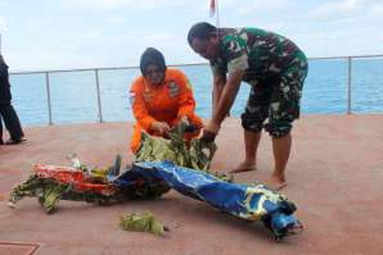 Tim penyelamat menemukan pecahan badan pesawat M28 Skytruck milik Polri, Selasa (6/12), di perairan Lingga, Kepulauan Riau. Tim menemukan pecahan logam tersebar di dasar laut. Diduga, pecahan itu badan pesawat M28 Skytruck milik Polri yang jatuh pada Sabtu (3/12) pagi.
