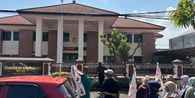 Demo Warga Ngawi: Pencuri Rp 125.000 Divonis 4 Tahun, Kades Kasus Uang Palsu 8 Bulan