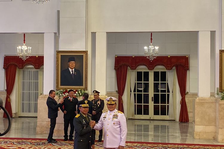Jenderal TNI Agus Subiyanto dan Jenderal TNI Yudo Margono hadir dalam pelantikan Panglima TNI baru di Istana Negara, Jakarta Pusat, Rabu (22/11/2023). 