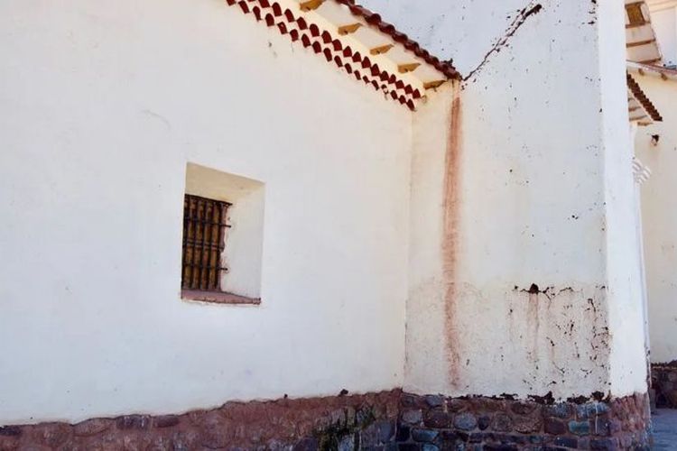Jendela belakang gereja yang dalam sejarah Peru digunakan untuk tiga tentara Spanyol keluar dari kobaran api, dengan mengenakan pakaian orang suci. [HEATHER JASPER VIA BBC INDONESIA]