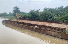 Tali Perahu Eretan Putus Usai Dihantam Kapal Tongkang yang Hanyut di Kali Bekasi