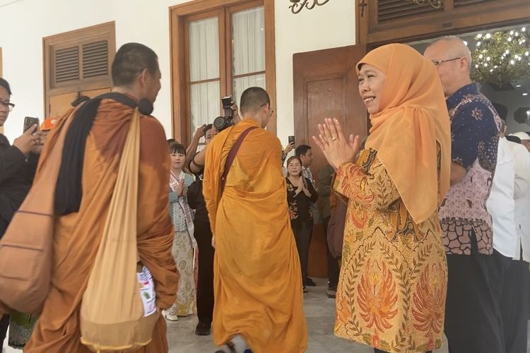 Khofifah Sambut Bhikkhu Thudong di Surabaya, Makan Bersama Sebelum Puasa