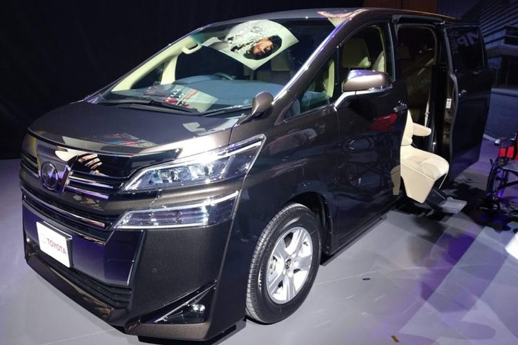 Toyota Vellfire dengan kursi untuk kemudahan penumpang disabilitas mengakses masuk dan keluar. Perwujudan semangan Start Your Impossible Toyota menyambut Olimpiade Tokyo 2020