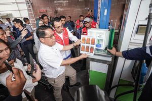 Respons Keluhan Masyarakat, Dirut Pertamina Patra Niaga Tinjau SPBU Jatim Cek Kualitas BBM