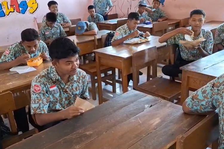 BEKAL SENDIRI—Para siswa SMKN 1 Sine memilih membawa bekal makanan sendiri setelah kasus keracunan yang diduga berasal dari MBG menimpa puluhan murid, Kamis (2/10/2025).
