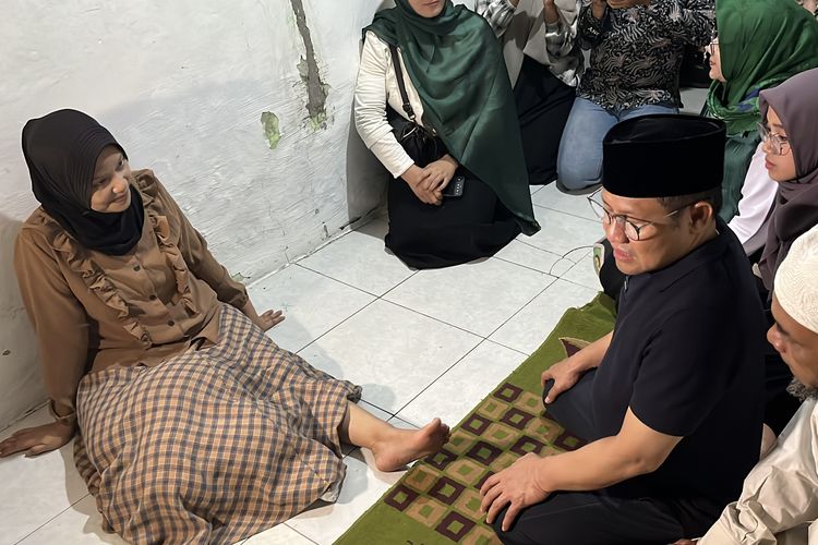 Calon wakil presiden nomor urut 1, Muhaimin Iskandar mengunjungi rumah Siti Lailul Afidah, seorang ibu yang sudah sembilan tahun mengidap penyakit gagal saraf kaki di daerah Kutorejo, Mojokerto, Jawa Timur, Sabtu (6/1/2024).