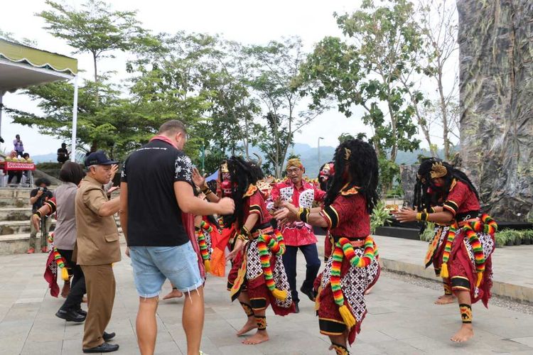 ATF - - Usai helat Asean Tourism Forum (ATF) 2023, perwakilan sejumlah negara mengikuti post tour ke sejumlah lokasi di Kabupaten Kulon Progo, Senin (6/2/2023).