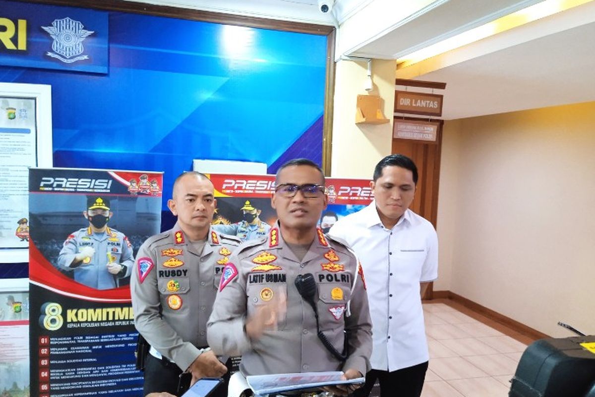Direktur Lalu Lintas Polda Metro Jaya Kombes Latif Usman (tengah) saat ditemui wartawan di Mapolda Metro Jaya, Senin (22/8/2022).