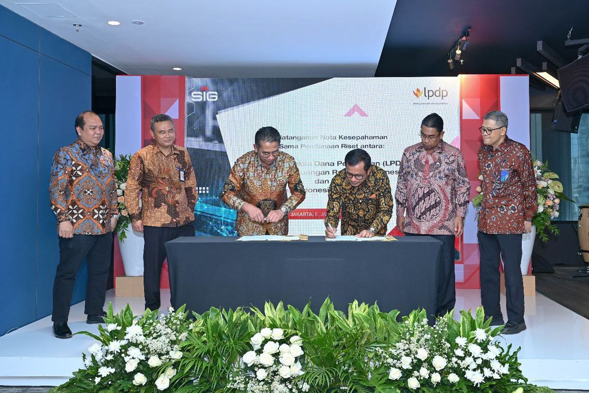 Direktur Utama SIG Donny Arsal dan Direktur Utama LPDP Andin Hadiyanto (tengah), saat penandatanganan MoU kerja sama pendanaan riset untuk mendukung aktivitas penelitian dan pengembangan sparepart pabrik milik SIG, agenda berlangsung di Jakarta, Jumat (6/1/2023).
