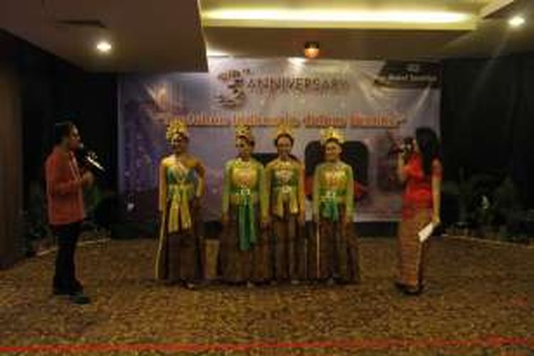 Salah satu kelompok penari yang tampil di Hotel Santika Depok, Jawa Barat , Sabtu (3/9/2016).
