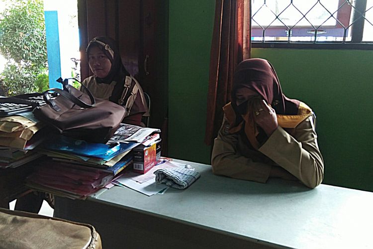 Parniah (kanan) guru SDN 1 Kumai Hilir tak kuasa menahan tangis saat menjelaskan pemukulan siswanya oleh oknum polisi dari Polres Kotawaringin Barat