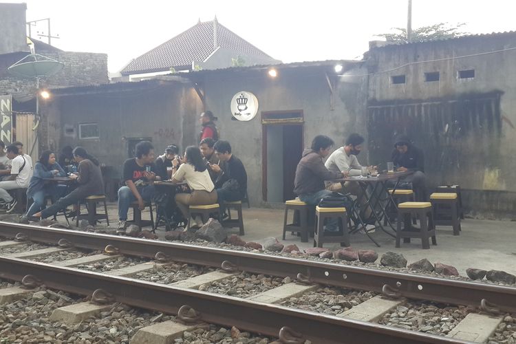 Sejumlah pengunjung Rodjo Kopi saat menikmati kopi di pinggir rel, Senin (20/7/2020).