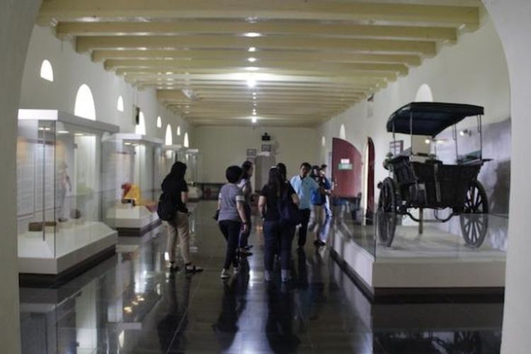 Kompas.com dan para jurnalis undangan Media Fam Trip sedang mengunjungi Museum La Galigo, Rabu, (11/02/2015).