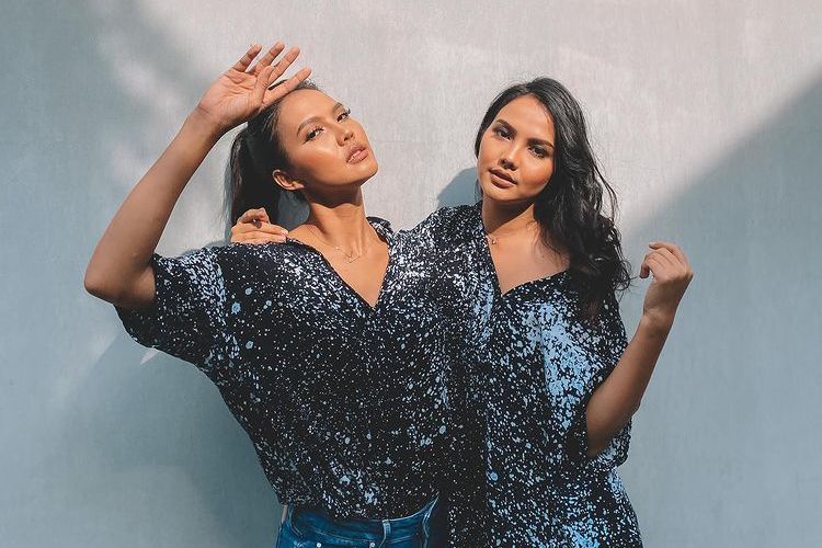 Valerie dan Veronika Twins catwalk dan berpose di Citayam Fashion Week