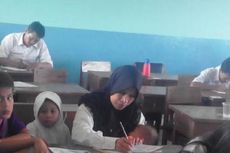 Kerjakan Ujian Paket A Sambil Susui Anak, Utin Bertekad Menjadi Sarjana