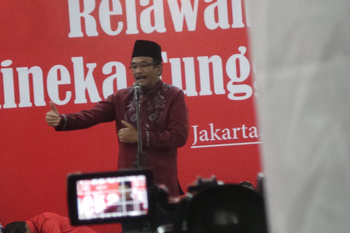 Calon wakil gubernur nomor pemilihan dua DKI Jakarta Djarot Saiful Hidayat dalam acara peluncuran Tim Reaksi Cepat Bhinneka Tunggal Ika-Basuki Djarot, di Jalan Talang Nomor 3, Menteng, Jakarta Pusat, Sabtu (18/3/2017).