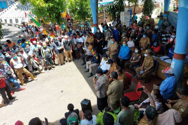 Walikota Jayapura, Benhur Tommy Mano dan Kapolresta Jayapura, AKBP Gustav Urbinas menemui para korban kebakaran yang terjadi di Kampung Tengah Dok IX, Distrik Jayapura Utara, Kota Jayapura, sehari sebelumnya, Papua, Selasa (20/10/2020)