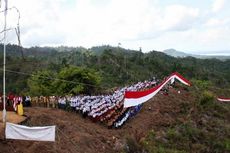 Semangat Hardiknas, Para Guru Jahit Sendiri Bendera Sepanjang 127 Meter