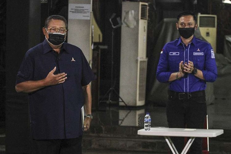 Ketua Majelis Tinggi Partai Demokrat Susilo Bambang Yudhoyono (kiri) bersama Ketua Umum Partai Demokrat Agus Harimurti Yudhoyono (kanan) menyampaikan keterangan pers terkait KLB Partai Demokrat di Puri Cikeas, Bogor, Jawa Barat, Jumat (5/3/2021). SBY merespons KLB Partai Demokrat (PD) di Deli Serdang (5/3/2021), yang diklaim sepihak sejumlah orang, yang memutuskan Kepala Staf Kepresidenan Moeldoko menjadi Ketum Demokrat periode 2021-2025.