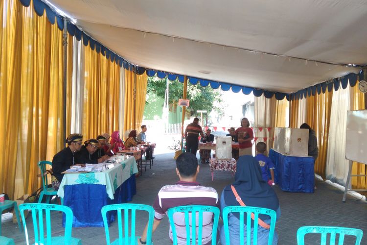 TPS 03 di Kelurahan Sidokumpul, Kecamatan Gresik Kota, Gresik, mengambil konsep pernikahan adat Jawa.