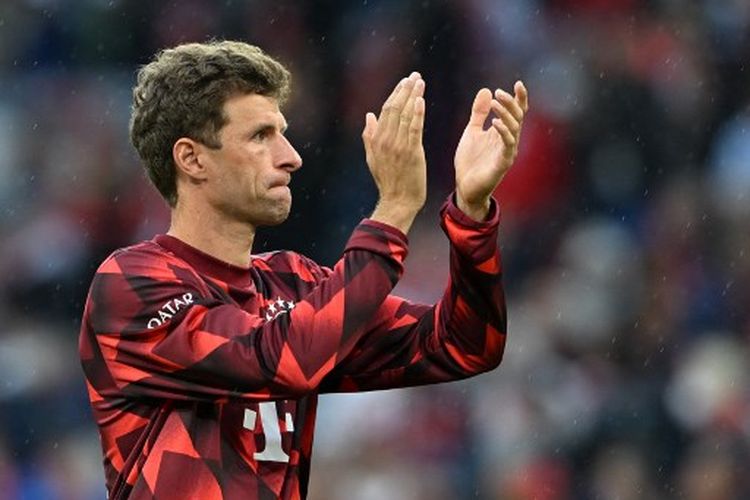 Ekspresi kecewa Thomas Mueller setelah Bayern Muenchen ditahan imbang 2-2 oleh Vfb Stuttgart pada lanjutan kasta teratas Liga Jerman, Bundesliga, Sabtu (10/9/2022). Terkini, Mueller masuk skuad timnas Jerman untuk Piala Dunia 2022 Qatar.