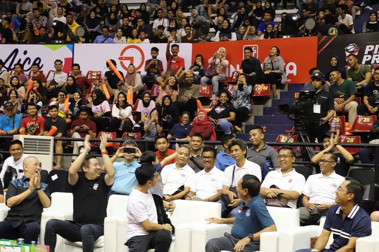 Cucu pertama Presiden Jokowi, Jan Ethes Srinarendra, dan sang ayah Gibran Rakabuming Raka (duduk di depan, ketiga dari kanan) turut hadir saat final Piala Presiden Bola Basket 2019 di GOR Sritex, Solo, Sabtu (23/11/2019). 
