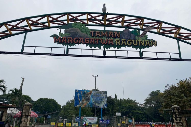 Pintu Utama Ragunan (pintu utara) yang menjadi pintu masuk Kebun Binatang Ragunan atau Taman Margasatwa Ragunan, Jakarta Selatan, pada Rabu (26/7/2023).