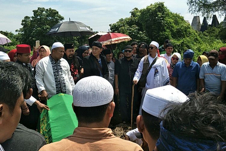 Suasana pemakaman Wulan Mayasari di TPU Semper, Cilincing, Jakarta Utara, Senin (19/3/2018). Wulan disebut-sebut merupakan istri kedua penyanyi religi Opick.