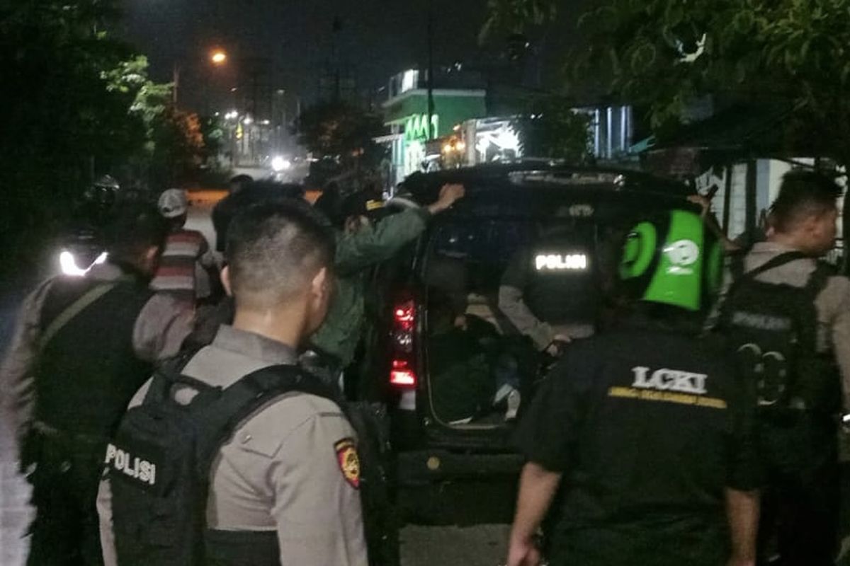 Empat remaja yang diduga hendak tawuran di wilayah Bekasi Utara diamankan polisi usai kepergok berada dipinggir Jalan Perjuangan. Senjata tajam corbek, ponsel dan motor menjadi barang bukti.