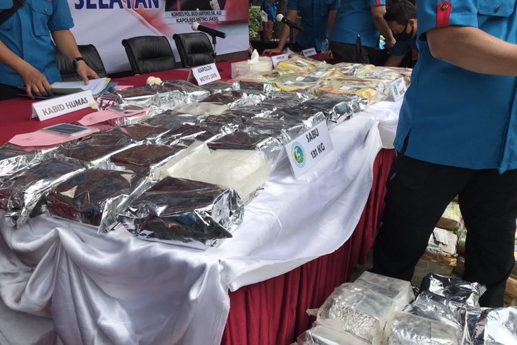 Polres Metro Jakarta Selatan menyita barang bukti sabu-sabu seberat 131 kilogram yang disimpan di dalam enam tas. Barang haram tersebut disita polisi saat menangkap dua tersangka berinisial HG dan AP di kawasan Cipulir, Kebayoran Lama, Jakarta.