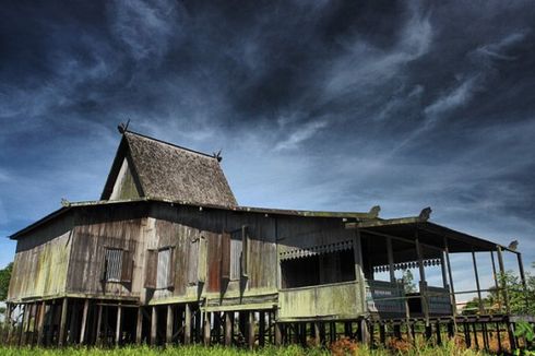 2 Rumah Adat Banjar, Salah Satunya Rumah Bubungan Tinggi