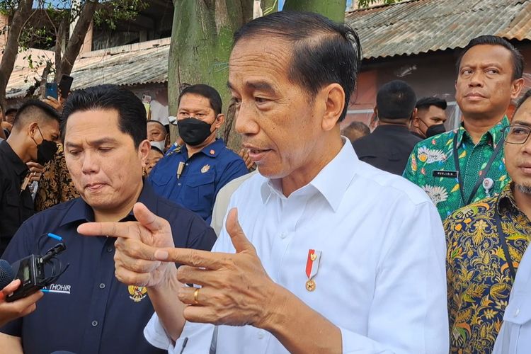 Presiden Joko Widodo memberikan keterangan pers setelah mengecek harga dan stok bahan pangan jelang Lebaran di Pasar Minggu, Jakarta, Kamis (13/4/2023).