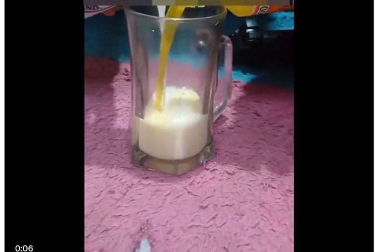 Tangkapan layar unggahan video menampilkan susu murni dicampur dengan vitamin C 1000