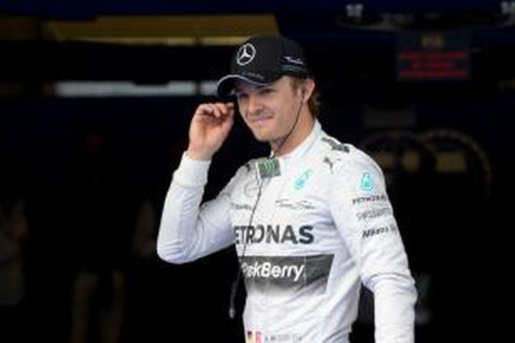 Pebalap Mercedes asal Jerman, Nico Rosberg, berjalan di paddock setelah sesi kualifikasi GP Austria di Spielberg, Sabtu (21/6/2014). Rosberg mencatat waktu tercepat ketiga.