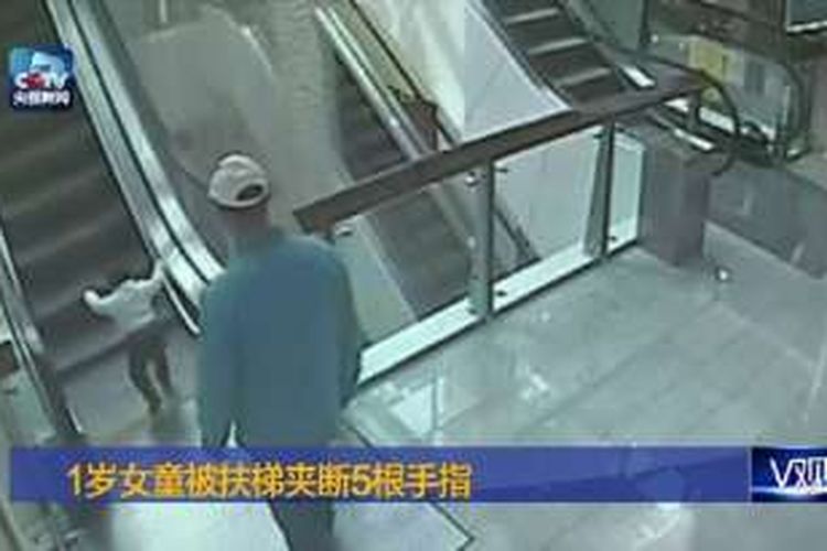Momen saat bayi terjepit eskalator di china yang terjadi di depan kakeknya.