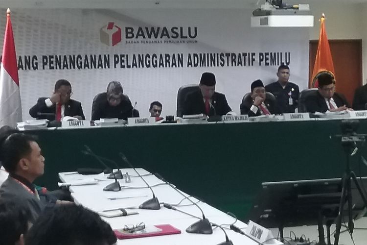 Sidang penanganan pelanggaran administrarif Pemilu yang digelar Badan Pengawas Pemilihan Umum (Bawaslu) RI dengan agenda pembacaan tanggapan dari terlapor, Komisi Pemilihan Umum, di Jakarta, Senin (6/11/2017).