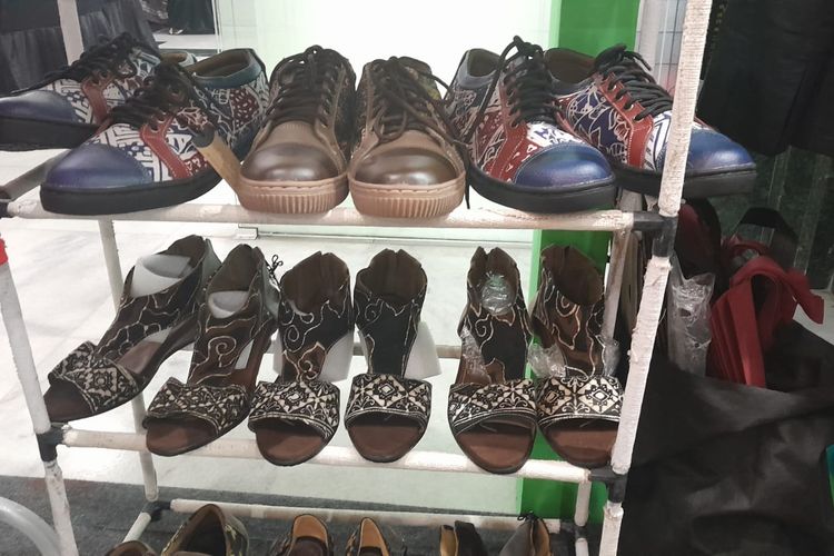 Produk Sepatu Mejikuhibiniu Butik Paduan dengan Kain Tradisional Indonesia