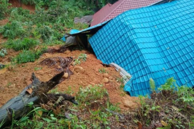 50 orang hilang pasca longsor di Pulau Serasan, Natuna, 10 ditemukan meninggal dunia, Senin (6/3/2023).