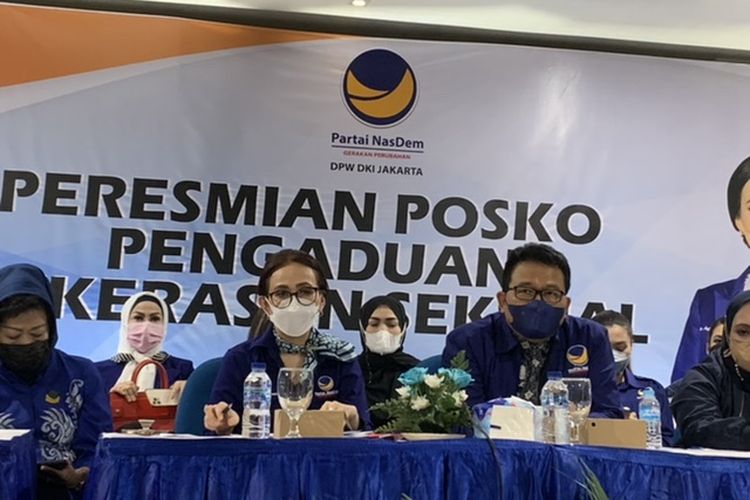 Ketua DPP Nasdem Bidang Perempuan dan Anak Amelia Anggraini (kiri) saat memberikan keterangan pers pembukaan posko pengaduan kekerasan selsual di DPW Nasdem DKI Jakarta. Selasa (18/2/2022).