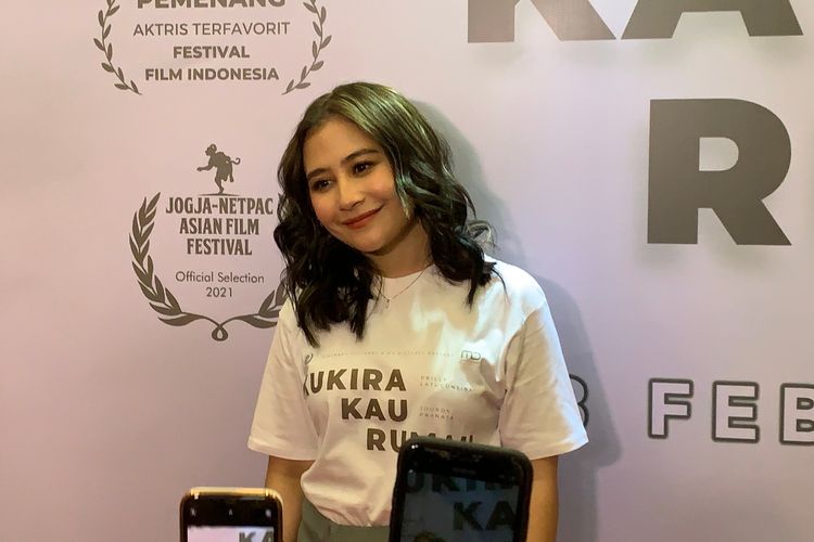 Aktris Prilly Latuconsina saat ditemui dalam konferensi pers di XXI Plaza Senayan, Jakarta Selatan, Senin (31/1/2022).